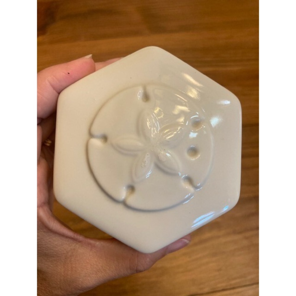 Vtg Sand Dollar White Porcelain 3.5 inch Trinket Box Jewelry Box Hinge Gold Trim - Picture 7 of 9